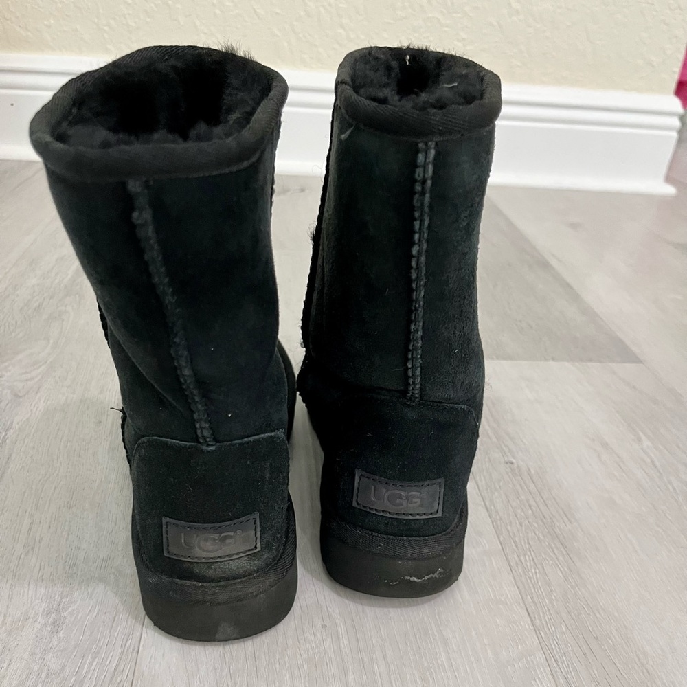 Ugg boots that make winter much more bearable and look super cute & comfy! Sz 6